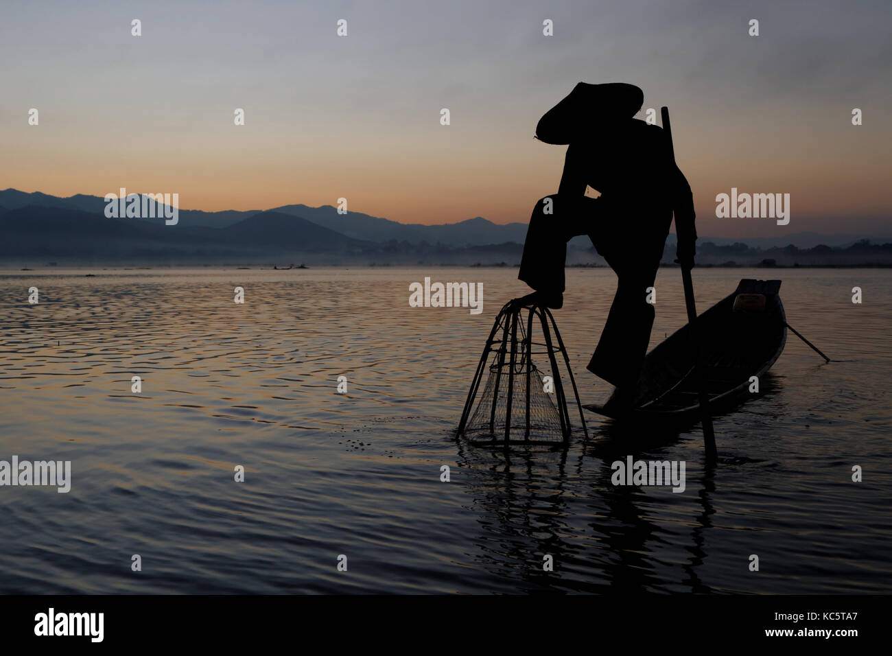 Lac Inle, Myanmar, 14 Décembre 2014 : les pêcheurs sur le lac Inle dans la lumière du matin. Ces pêcheurs pratiquent un style distinctif, un emballage aviron Banque D'Images