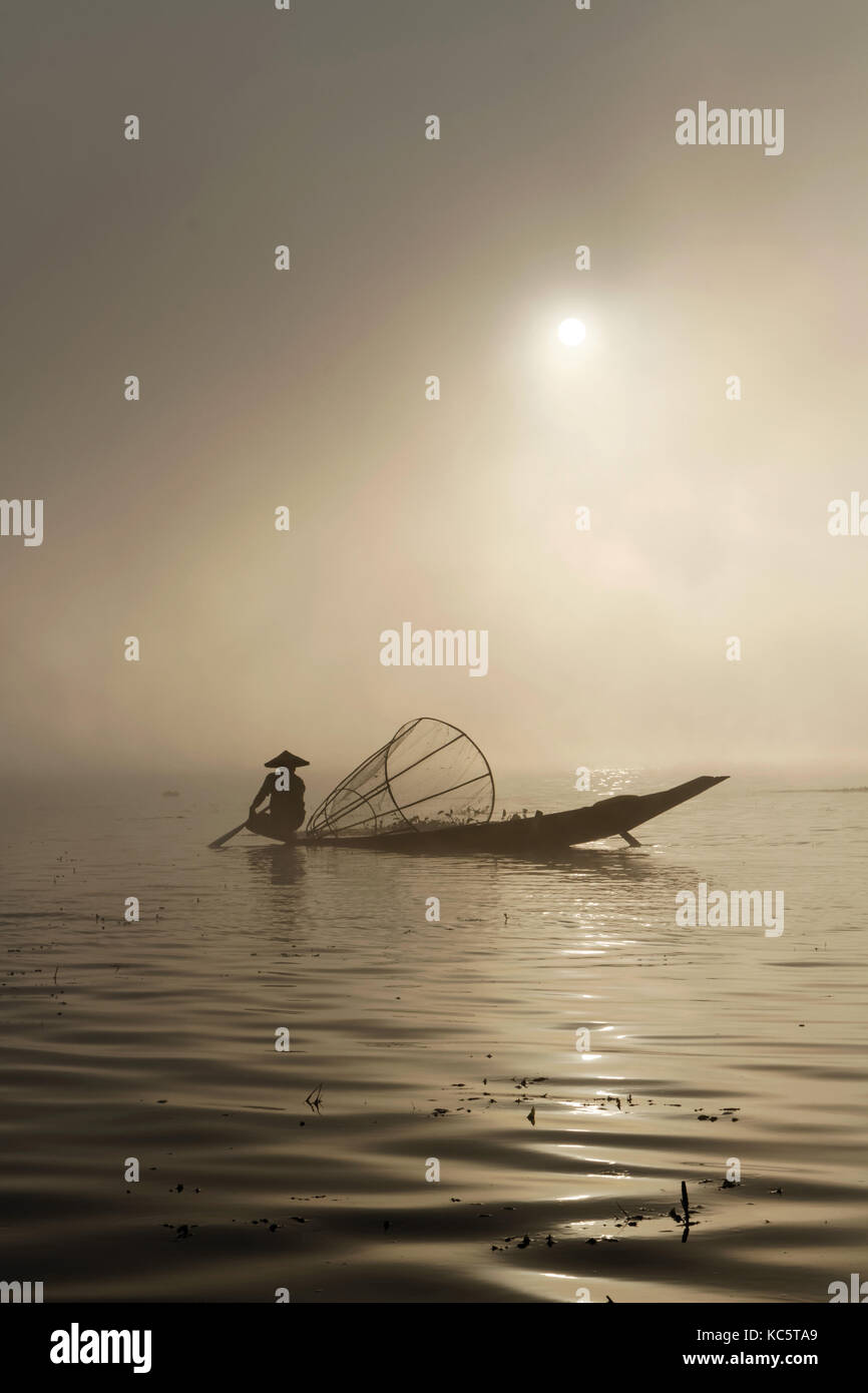 Lac Inle, Myanmar, 14 Décembre 2014 : les pêcheurs sur le lac Inle dans la lumière du matin. Ces pêcheurs pratiquent un style distinctif, un emballage aviron Banque D'Images