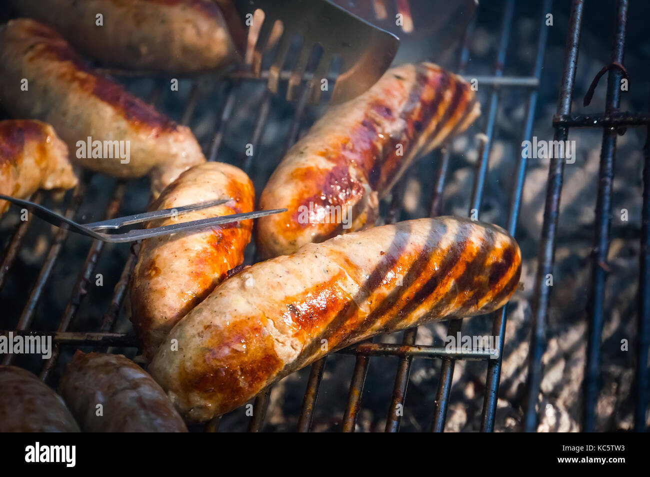 Variété de plats mixtes char de saucisses grillées sur barbecue piscine au jardin, vue de dessus, close-up Banque D'Images