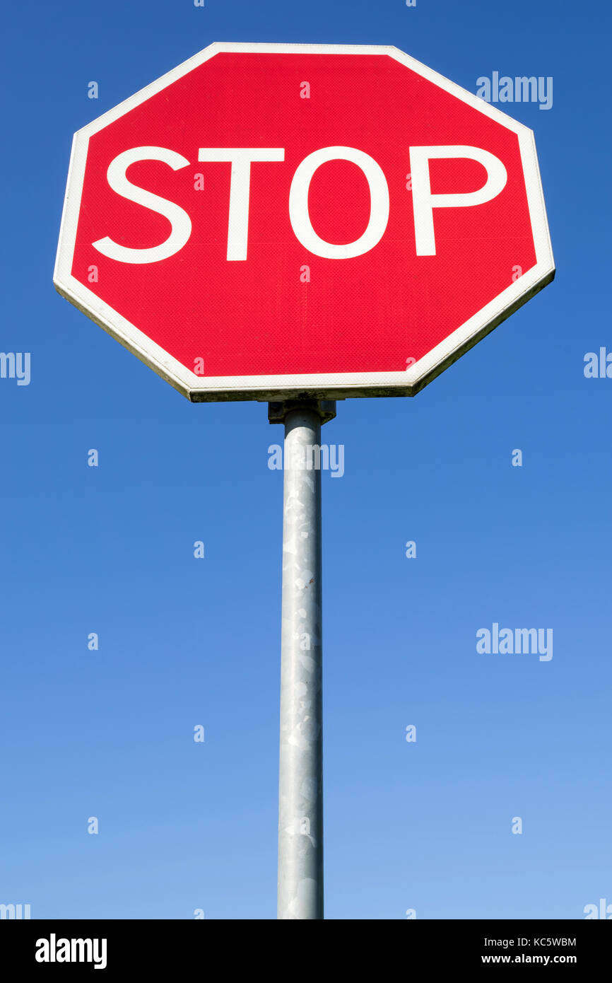 Panneau routier néerlandais : stop, donner la priorité à la circulation sur la route principale de l'avant Banque D'Images