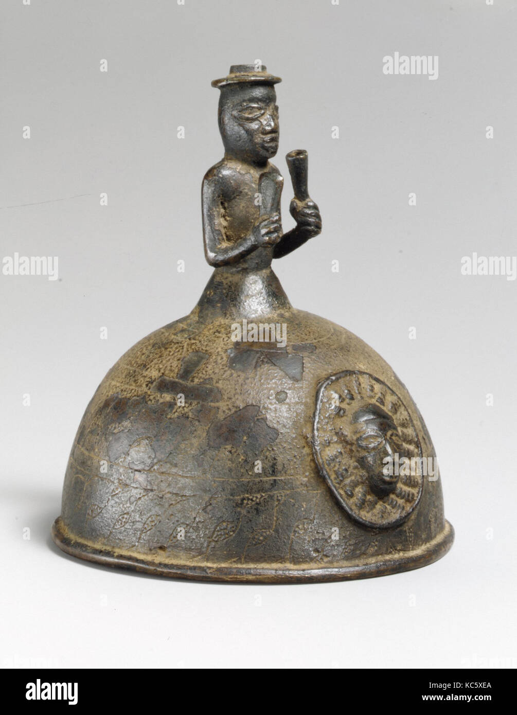 Navire de divination, 18e-19e siècle, le Nigéria, du Bénin, de peuples Edo, laiton, hauteur 4-7/8 in., Metal-Containers Banque D'Images