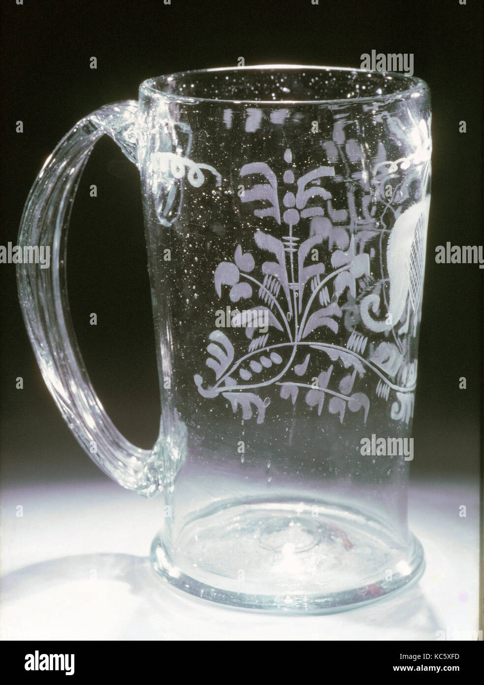 Mug, 1770-1820, probablement fabriqué en Bohême, République tchèque, verre gravé avec décoration, H. 6 1/2 in. (16,5 cm), verre Banque D'Images