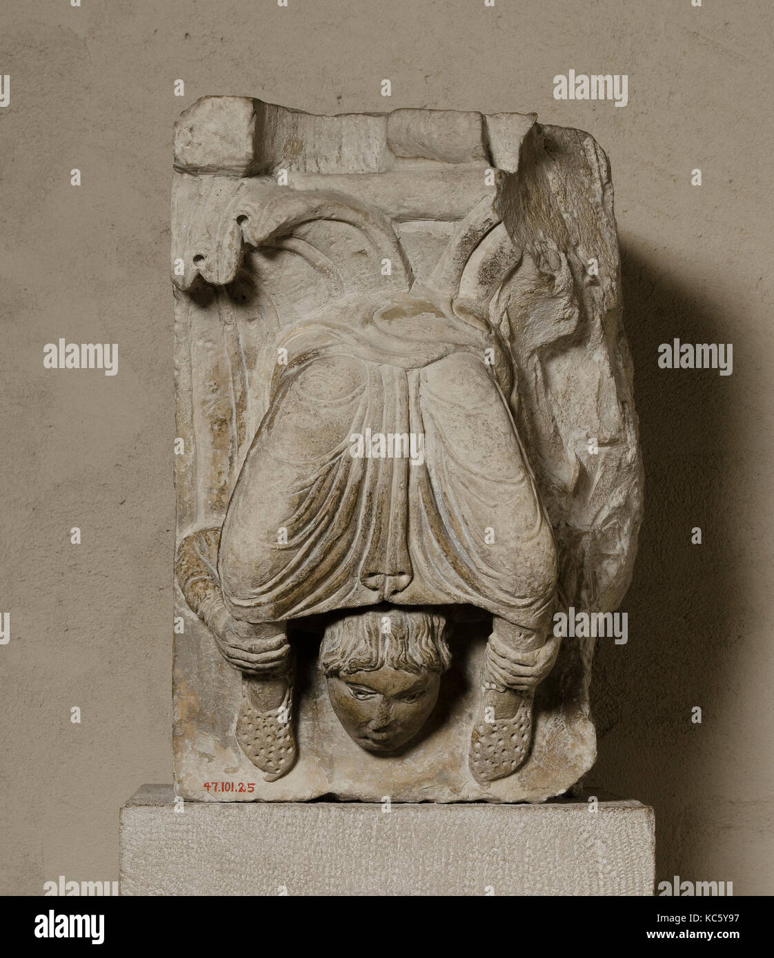 Partie d'un pilastre Avec Acrobate, ca. 1150-70, en Lyonnais, France, Français, calcaire, Total : 12 3/4 x 9 in. (32.4 Banque D'Images