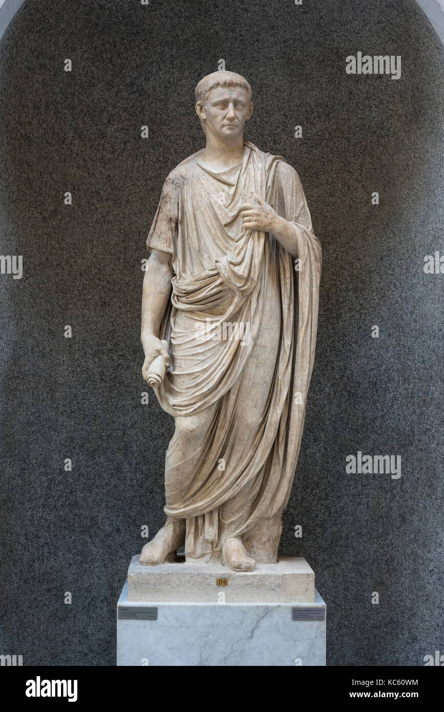 Rome. L'Italie. Statue de l'empereur romain Claude (41-54 après J.-C.) Le port de la toge. Braccio Nouvo, Musée Chiaramonti, Musées du Vatican. Musei Vaticani. Tibe Banque D'Images