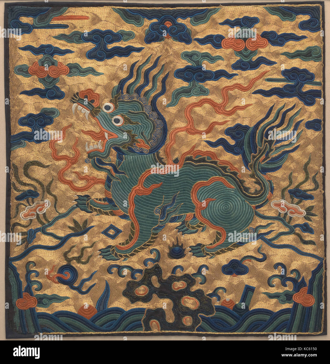 Insigne de rang avec l'ours stylisé, de la dynastie Qing (1644-1911), 18e siècle, la Chine, soie, plumes, fil métallique et broderie sur Banque D'Images