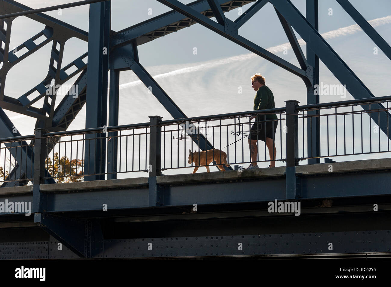 Silhouette de personne sur les ponts Banque D'Images