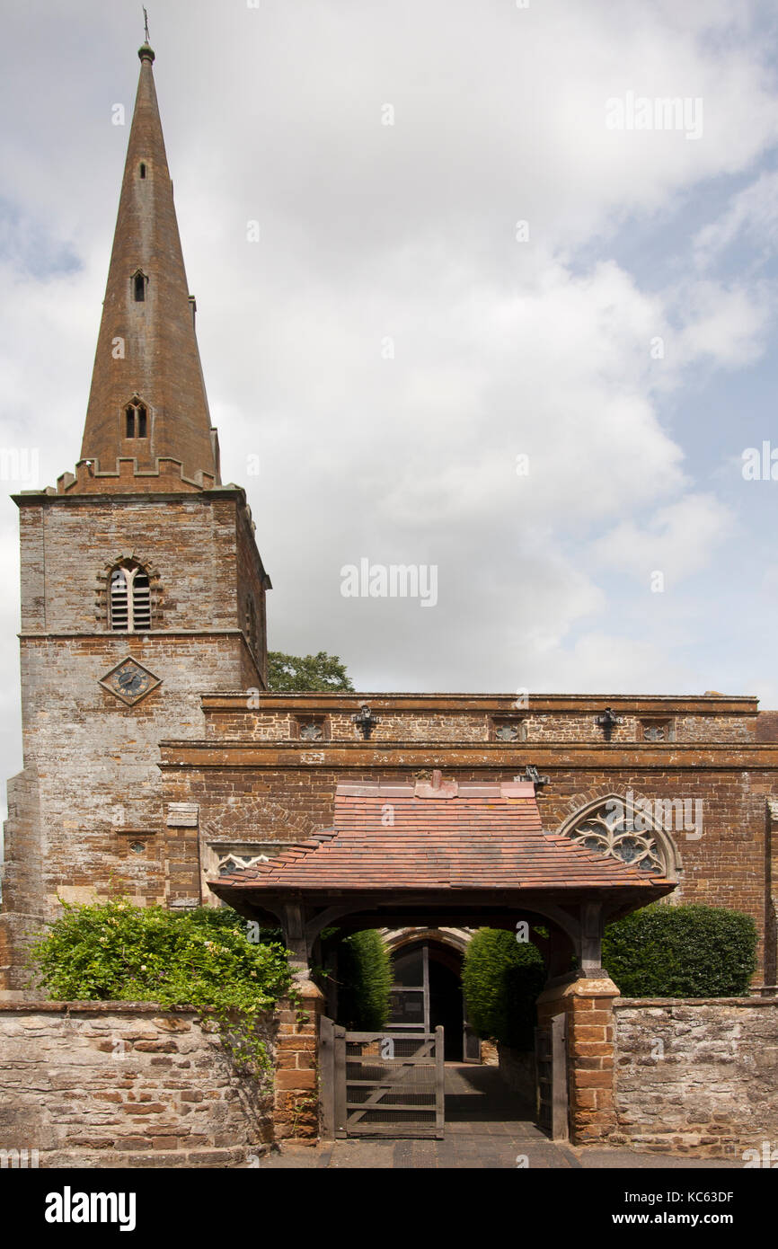 La paroisse classé grade i'église de St Barthélémy qui est d'origine saxonne, reconstruit en 1957, dernier verts norton, south northamptonshire Banque D'Images