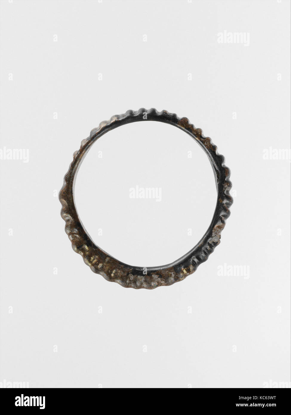 Bracelet en verre, la fin de l'Impériale, 4e siècle après J.-C., Roman, verre ; dessiné et estampé, Total : 2 5/16 x 3/16 pouce. (0,8 x 5,5 cm), verre Banque D'Images