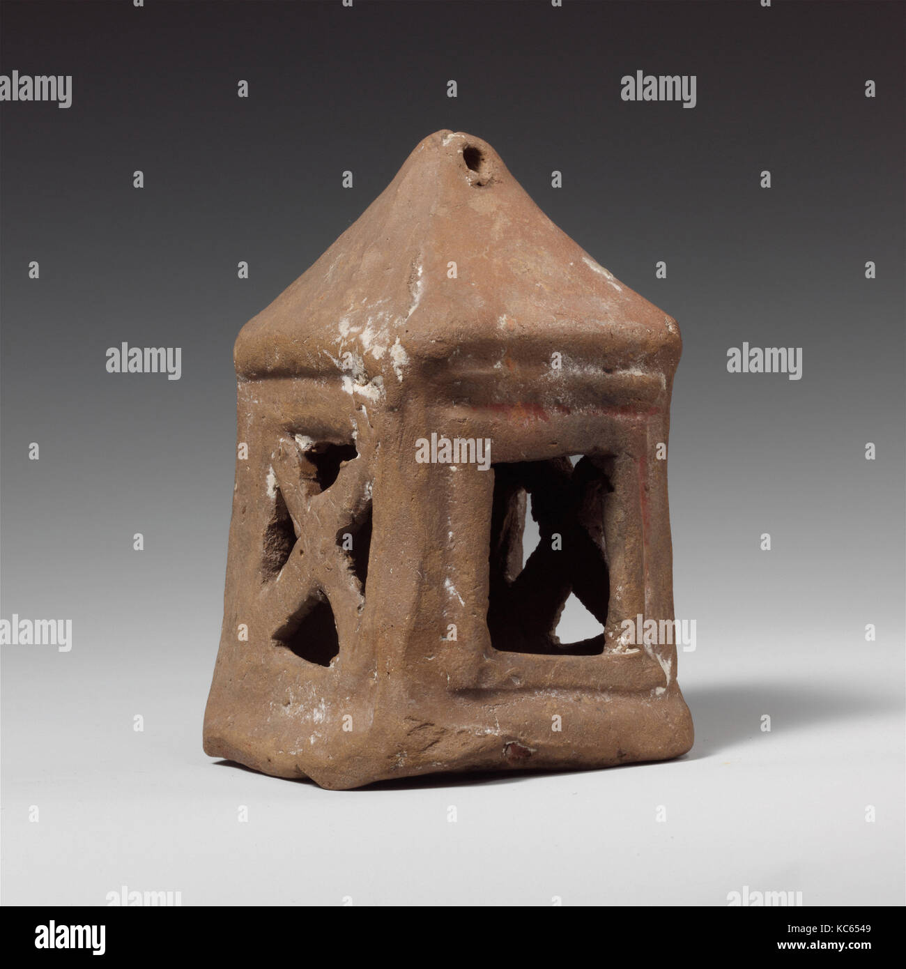 Lanterne en terre cuite, Imperial, ca. 2ème siècle A.D., romaine,  égyptienne, terre cuite, H. : 4 7/16 in. (11,3 cm), en terre cuite Photo  Stock - Alamy