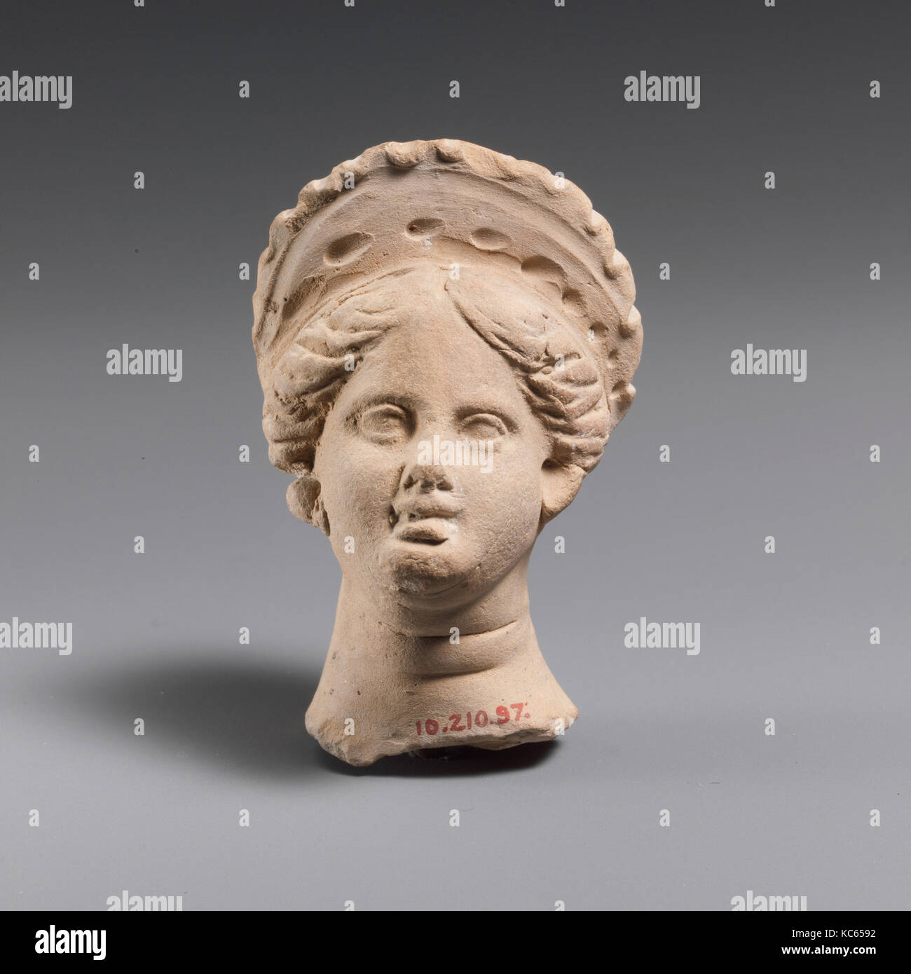 Tête de femme en terre cuite, fin de la musique classique ou hellénistique, 4ème 3ème siècle B.C., Grec, terre cuite, H. 2 5/8 in. (6,7 cm Banque D'Images