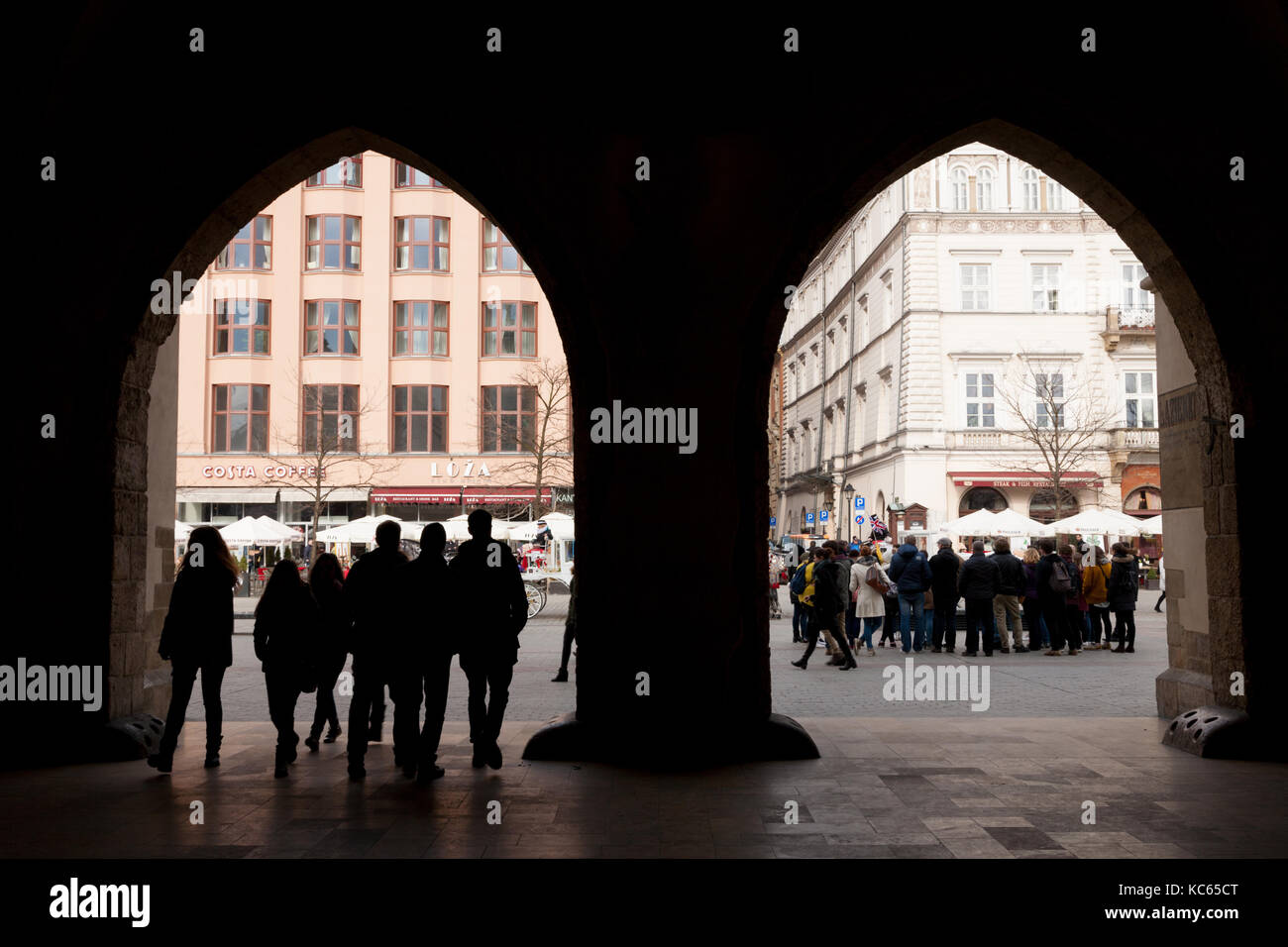 Vue à l'old archway, Main Square, Cracovie, Pologne Banque D'Images