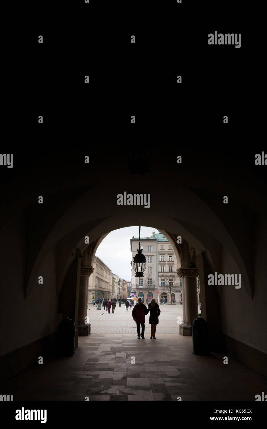 Vue à l'old archway, Main Square, Cracovie, Pologne Banque D'Images