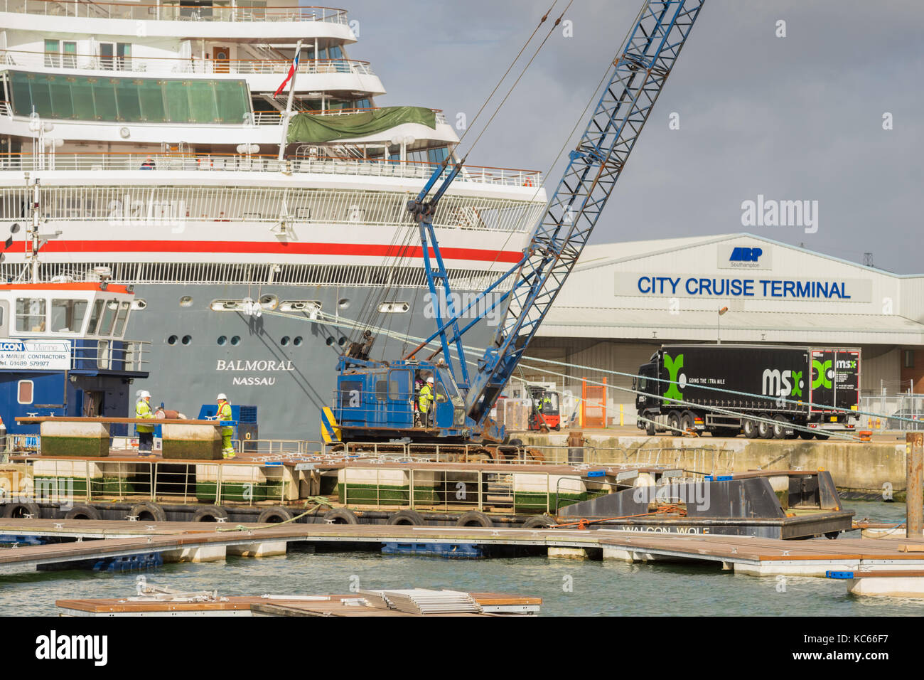 Personnel travaillant à ABP City Cruise Terminal à Southampton docks/ port avec le paquebot de croisière Balmoral dans le contexte en 2017, Southampton, UK Banque D'Images