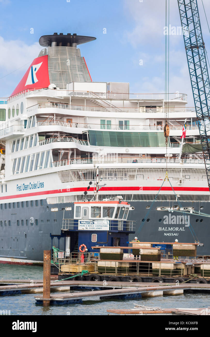 Personnel travaillant à ABP City Cruise Terminal à Southampton docks/ port avec le paquebot de croisière Balmoral amarré à l'arrière-plan, Southampton, UK Banque D'Images