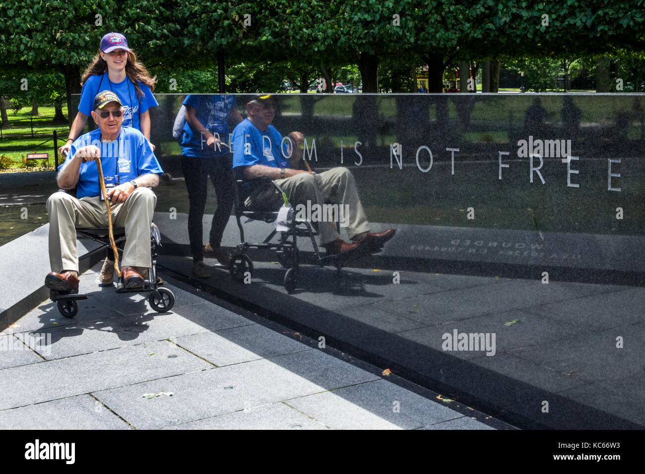 Washington DC,National Mall,Korean War Veterans Memorial,monument,vétéran,homme hommes,filles,femme enfant enfants enfants enfant jeune,fauteuil roulant, Banque D'Images