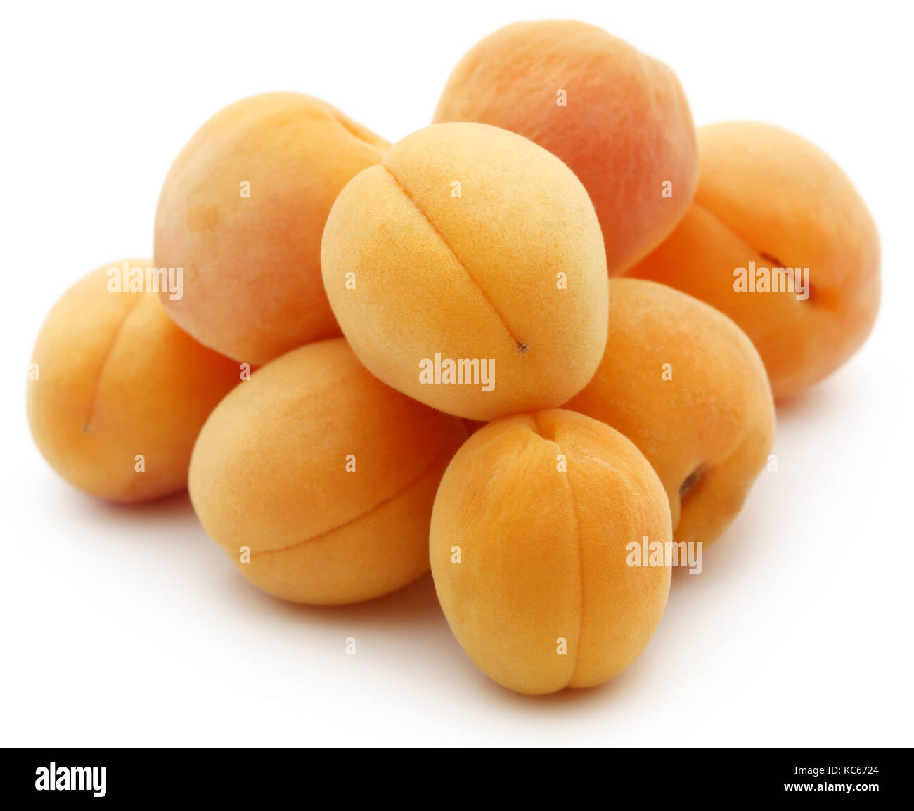 Abricots frais sur fond blanc Banque D'Images