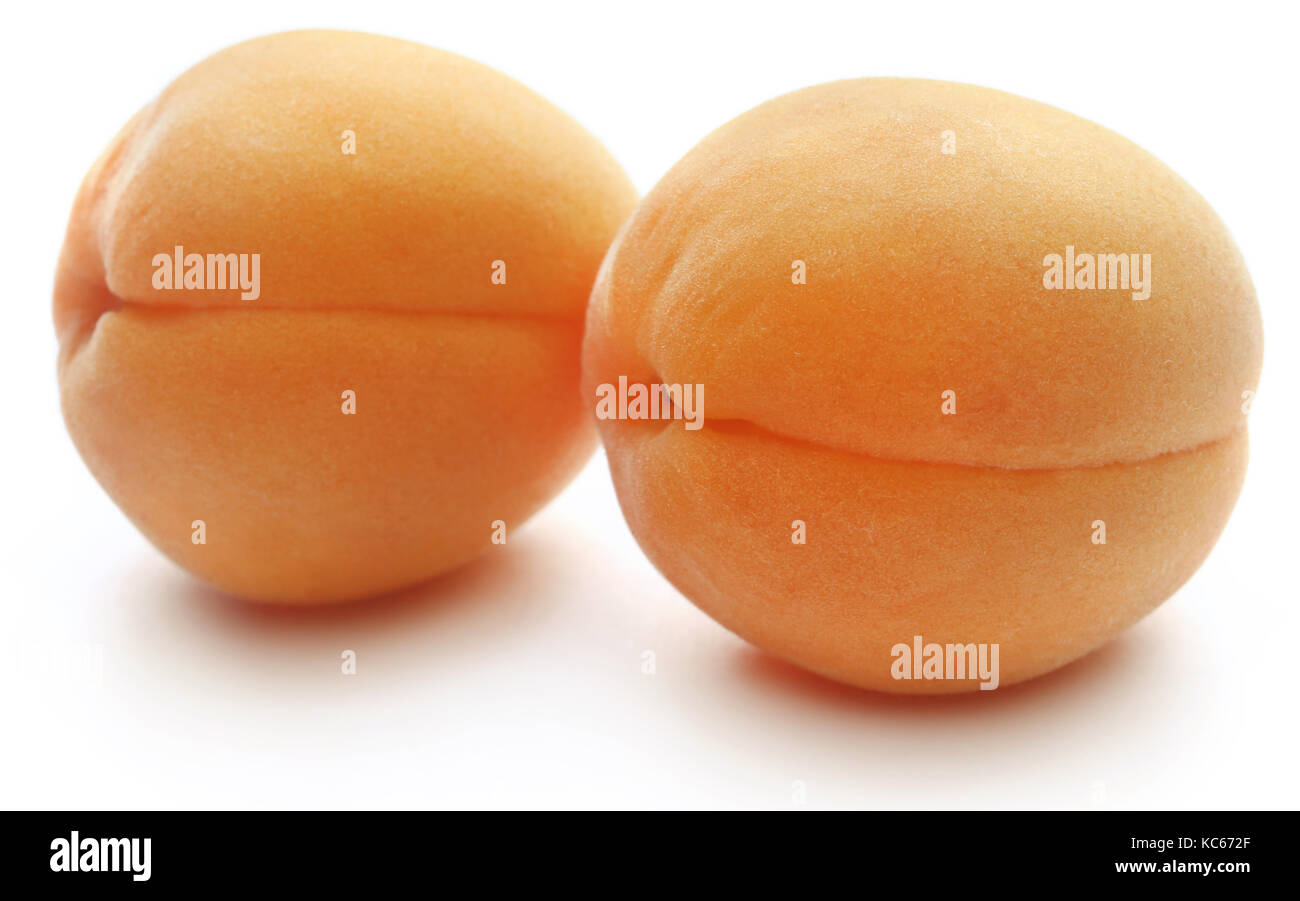 Abricots frais sur fond blanc Banque D'Images