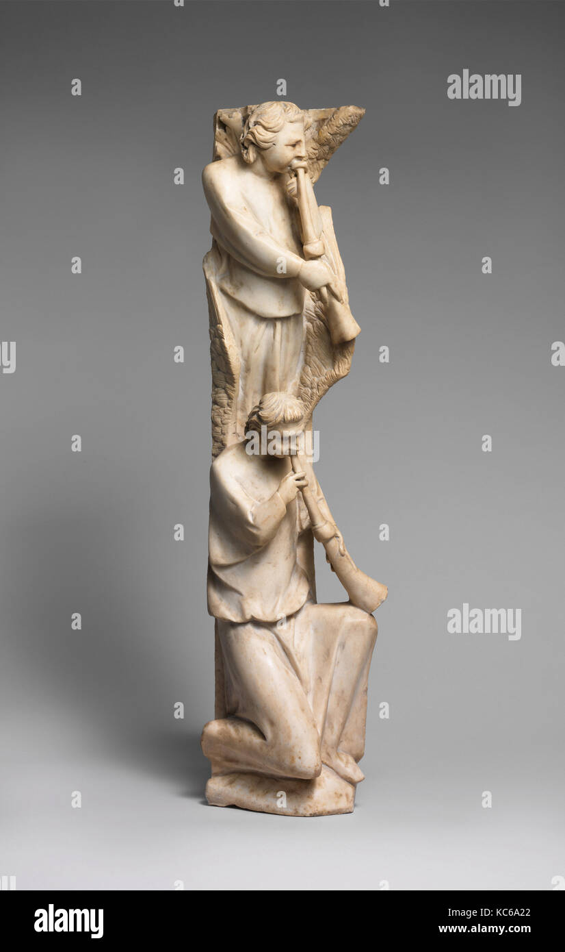 Des Anges pilastre de trompettes sonnant le parapet d'un pupitre, l'atelier de Giovanni Pisano, 1302-10 Banque D'Images