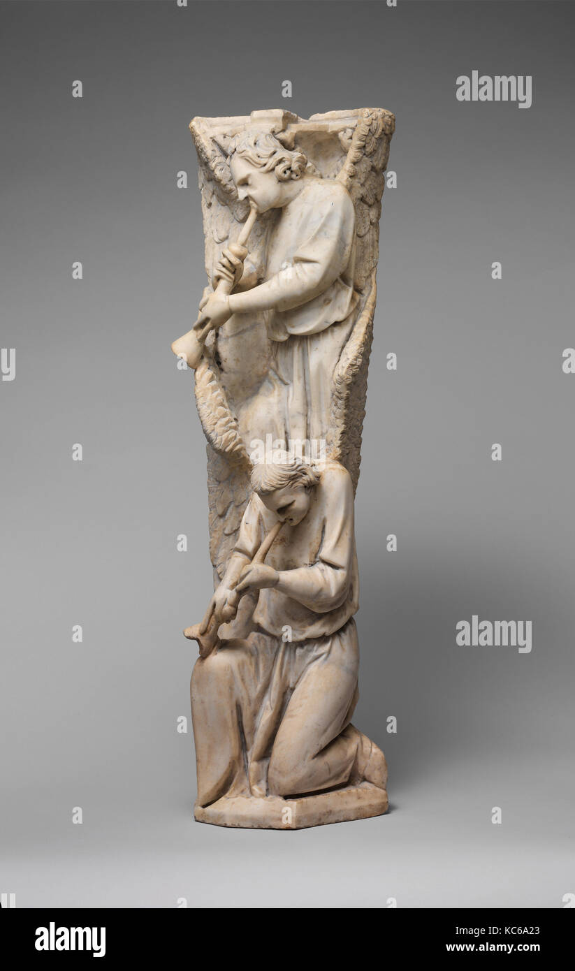 Des Anges pilastre de trompettes sonnant le parapet d'un pupitre, l'atelier de Giovanni Pisano, 1302-10 Banque D'Images