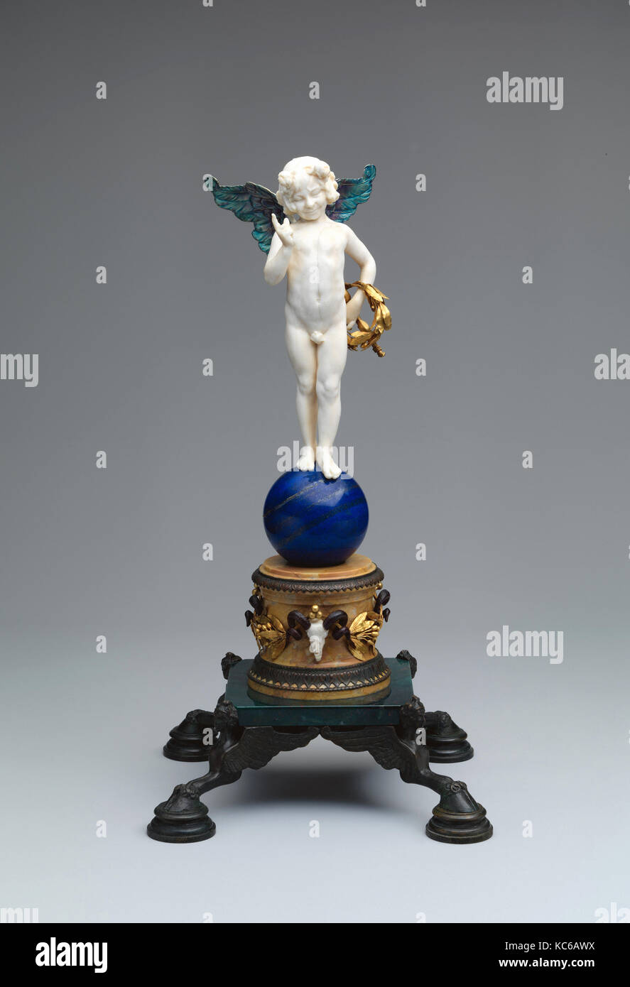Cupidon, 1898, l'ivoire, le lapis-lazuli, marbre, jaspe sanguin, bronze, alliage d'argent, d'or, d'émaux translucides, bois, hauteur 16 1/8 in. Banque D'Images