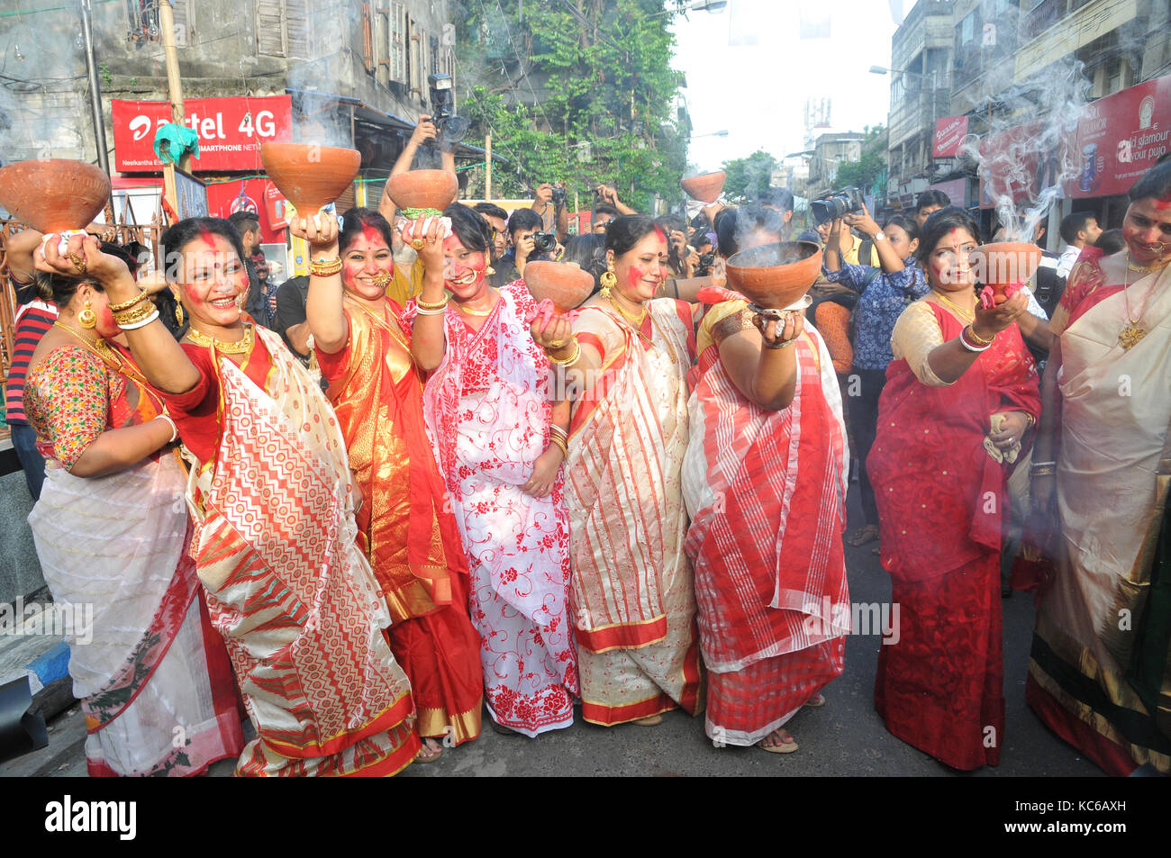 Les femmes indiennes performing dance avec dhunachi au cours de la procession d'immersion de la Déesse Durga idol Banque D'Images