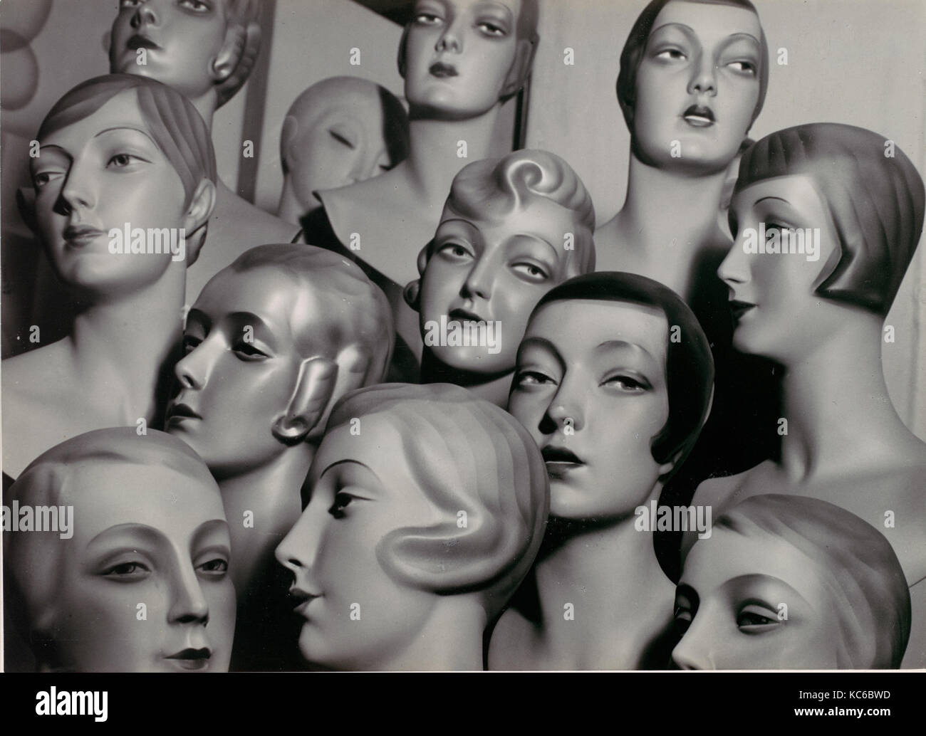 L'Arrangement de 12 Female Mannequin Chefs, chacun ayant son propre physionomie et période Coiffure, Peter Weller, 1920-1930 Banque D'Images