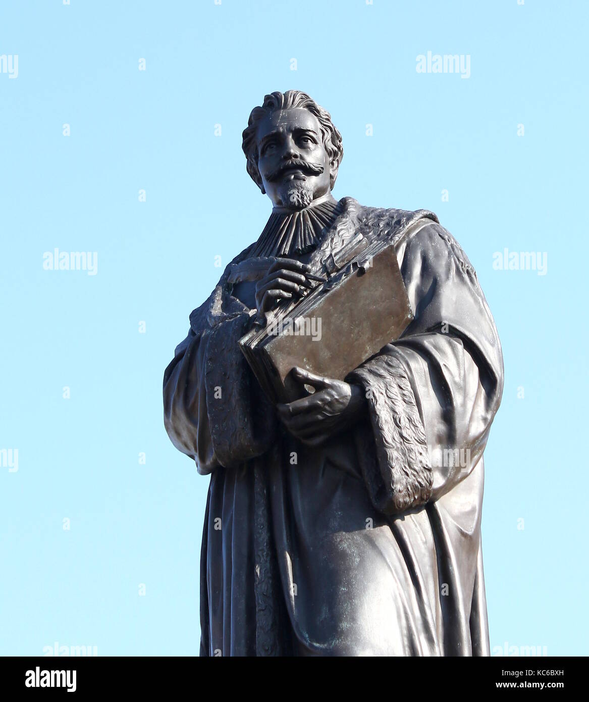 Statue du 17e siècle célèbre juriste et philosophe néerlandais Hugo de Groot (Grotius) sur la grand place de la dans sa ville natale de Delft, Pays-Bas. Banque D'Images