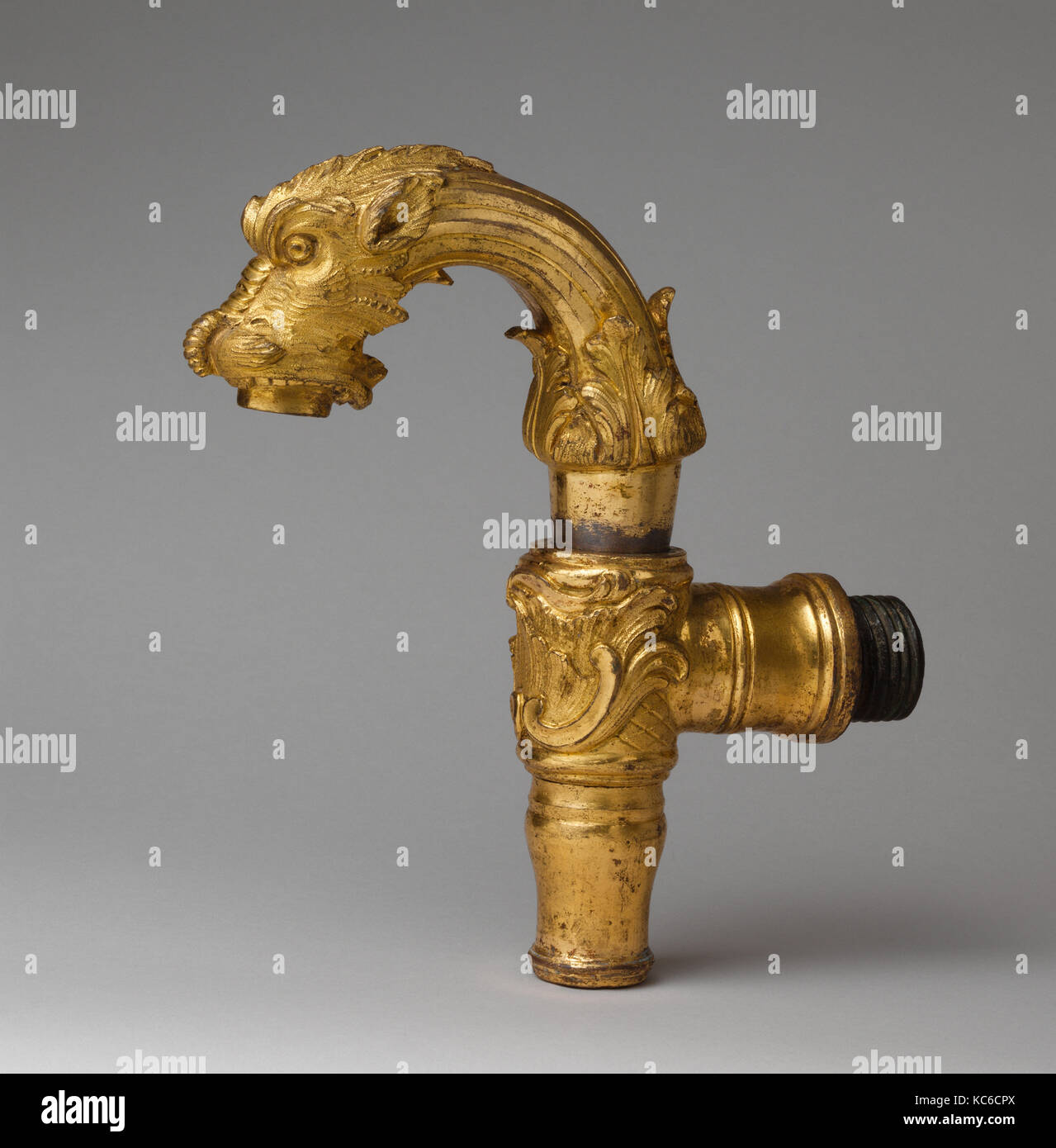 Un robinet d'une paire), 1725-50, Français, bronze doré, dans l'ensemble  (confirmé) : 9 x 6 x 1 3/4 in., 4.7lb. (22,9 x 15,2 x 4,4 cm, 22kg Photo  Stock - Alamy