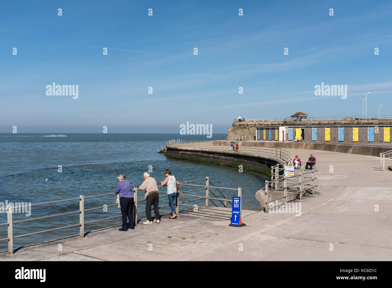 Minnis bay, uk - oct 24 2017. Les touristes et les habitants sur la promenade près de la plage des huttes dans la baie minnis, brichington. sur l'Île de Thanet, dans le Kent, UK. Banque D'Images