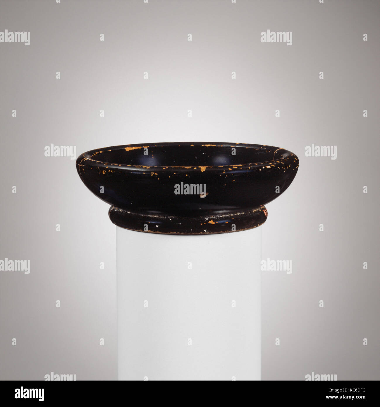 Plat en terre cuite, classique, 5e siècle avant J.-C., le grec, Grenier, Terre cuite ; noir-glace, H. 15/16 in. (2,3 cm) ; diamètre 3 1/16 in Banque D'Images