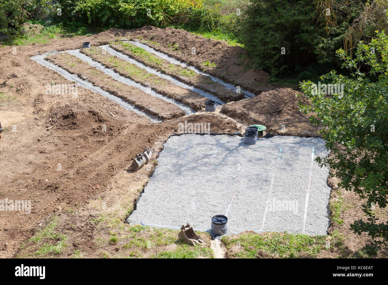 Vue aérienne de l'enseignement primaire et de gravier et sable à scenodary lits pour une fosse septique pour l'évacuation des eaux usées domestiques et des effluents en cours d'installation Banque D'Images