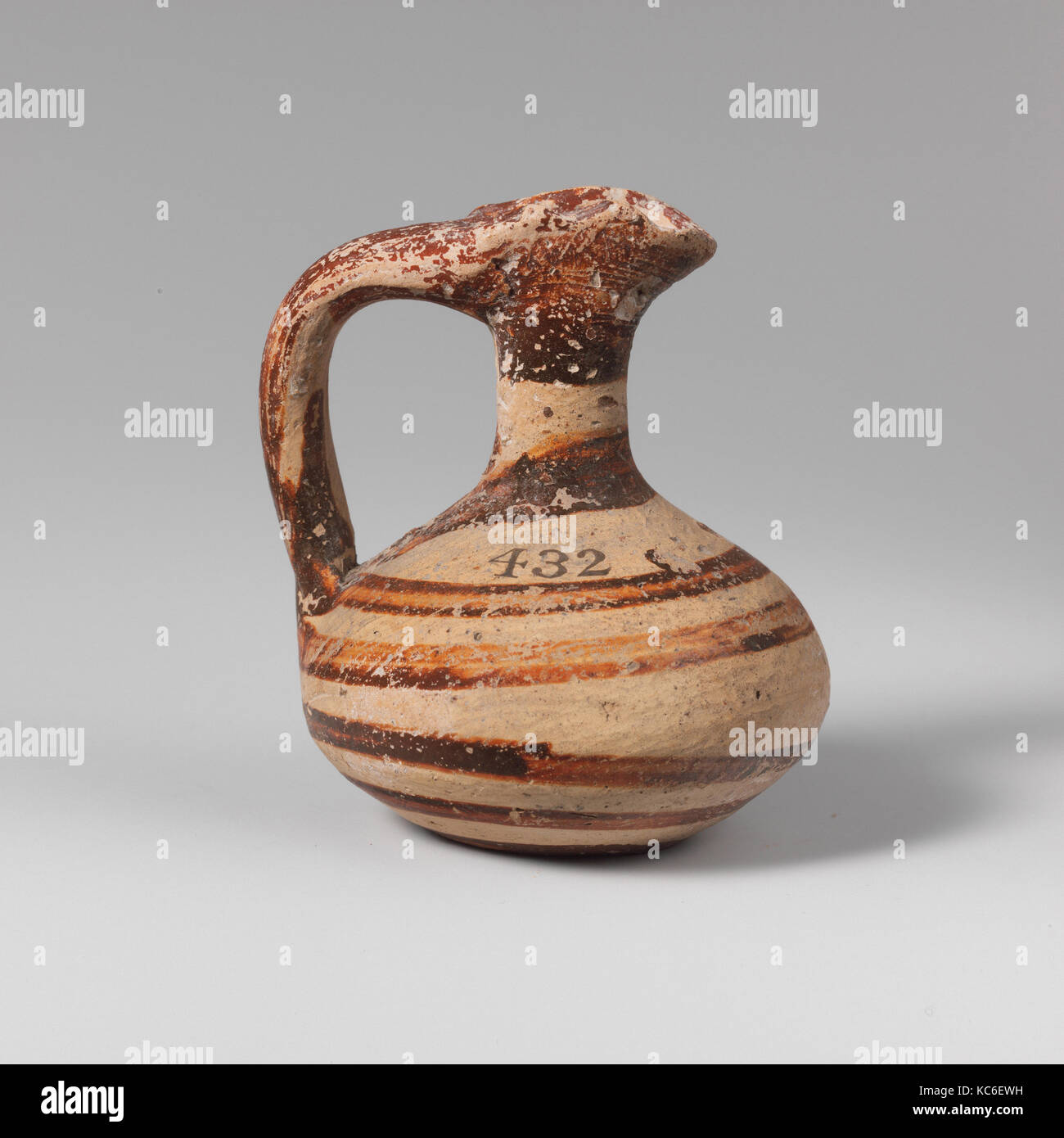 Bec-en terre cuite verseuse fluidisé avec giclage, fin de l'âge du Bronze, ca. De 1600 à 1050 avant J.-C., terre cuite, mycénienne, H. 2 3/8 in. (6 cm.), des Vases, poignée Banque D'Images