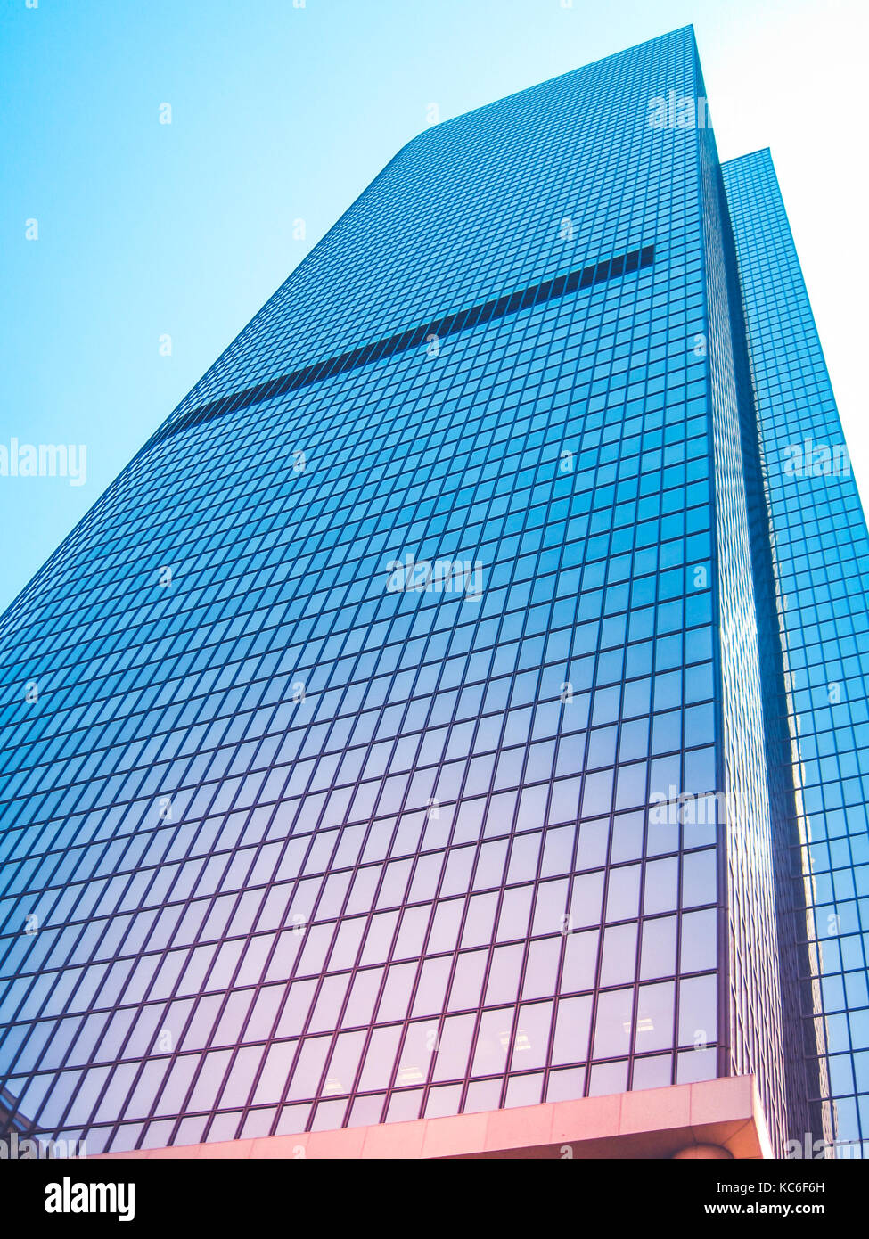 Gratte-ciel moderne à la façade de verre du bâtiment de bureaux - Banque D'Images