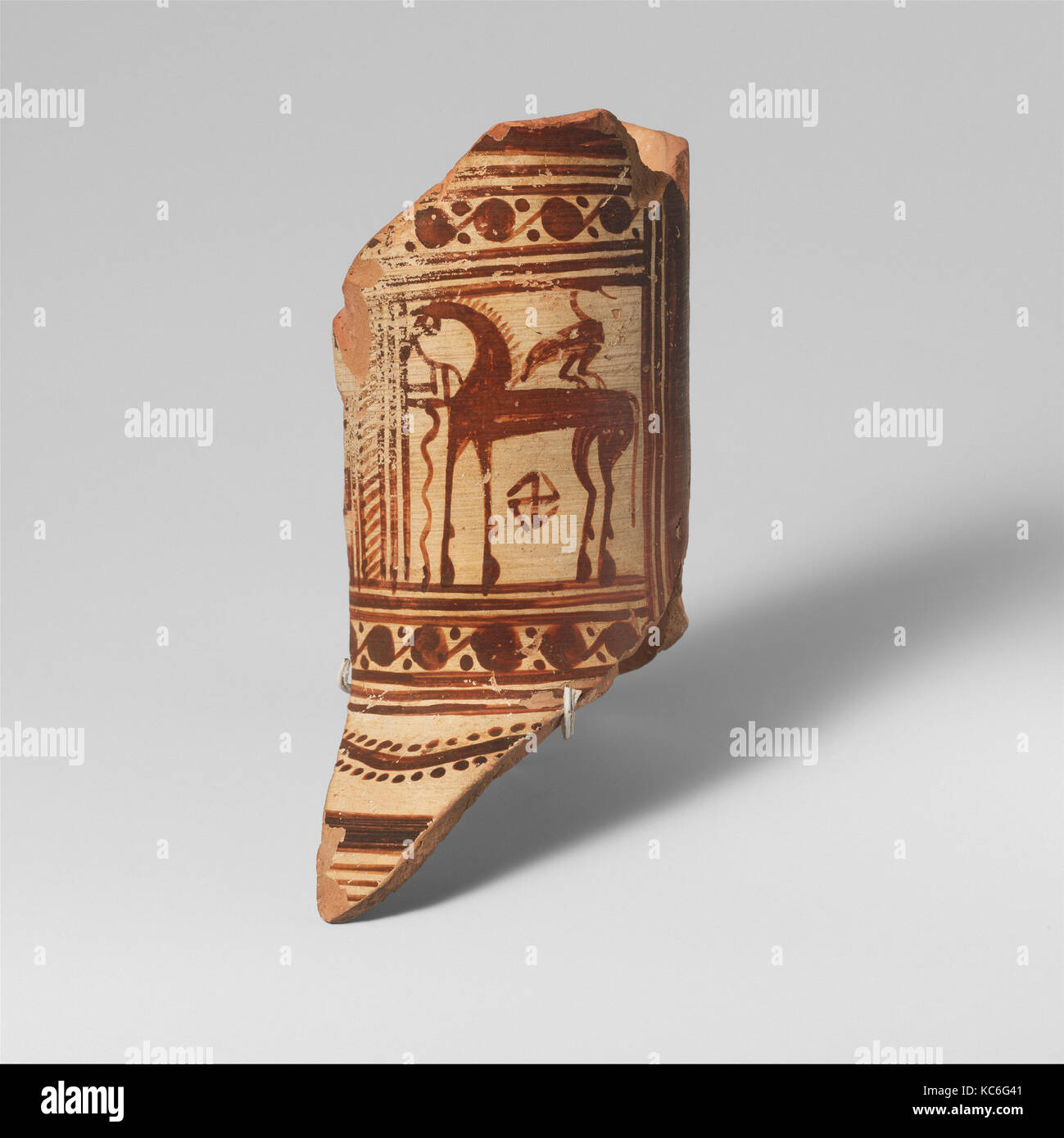 Fragment d'une cruche en terre cuite (oinochoe), ca. 750-740 av. Banque D'Images