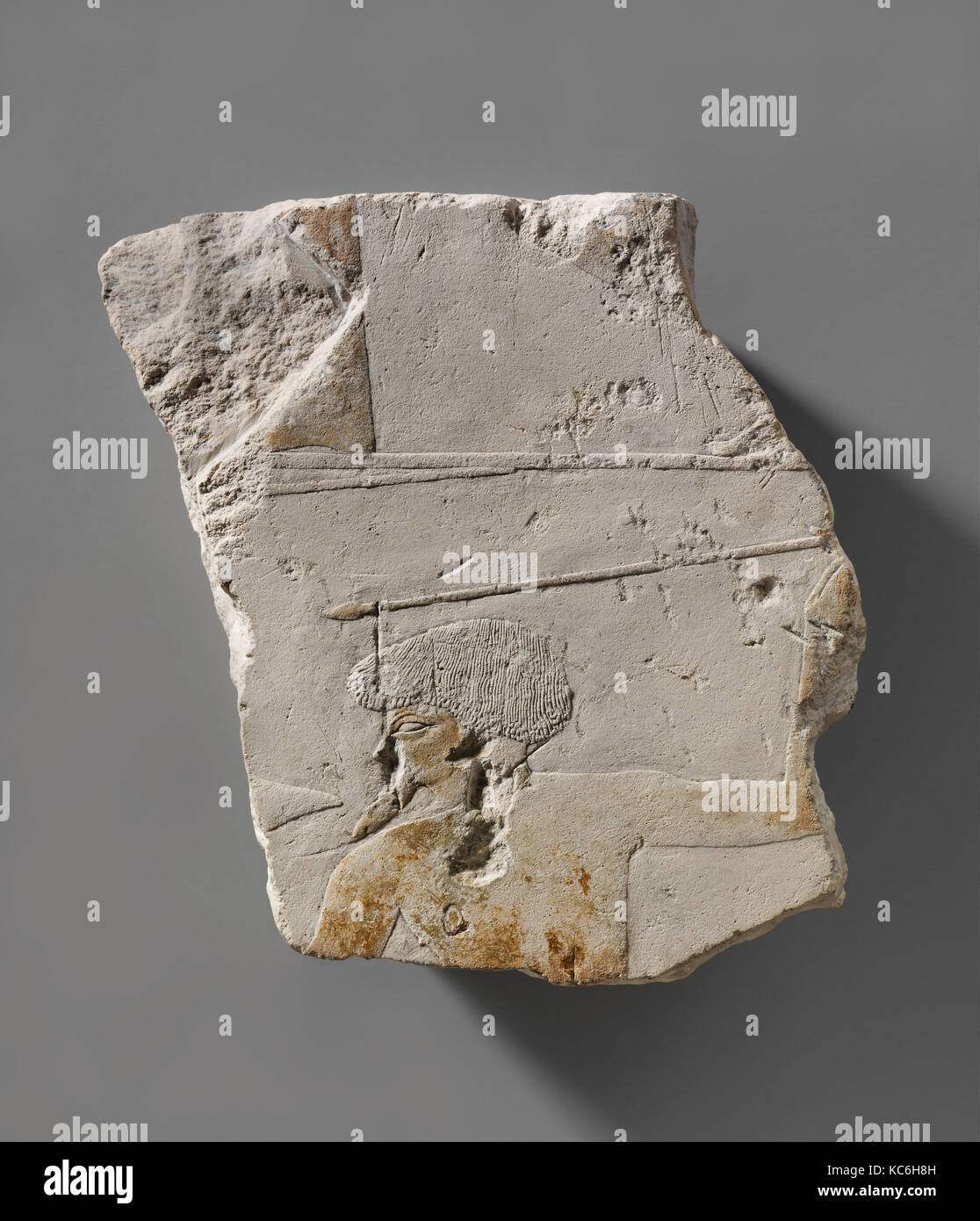 Un fragment de scène de bataille montrant un étranger jetant une lance et tenant un bouclier distinctif, ca. 1961-1917 av. Banque D'Images