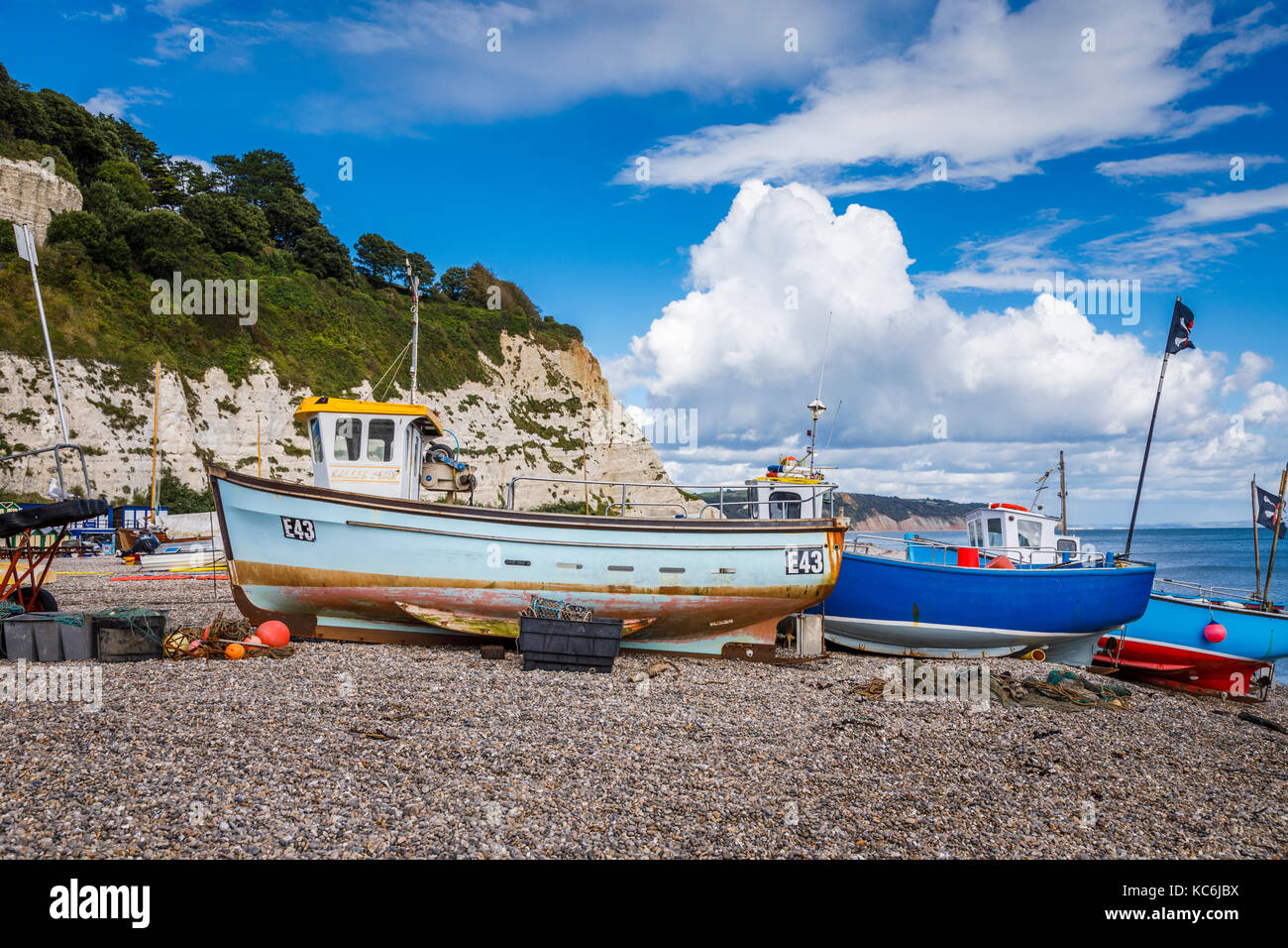 Vues Devon : petits bateaux de pêche échoué sur la plage de galets à la côte de la bière, un village de l'est du Devon sur la côte sud de l'Angleterre, Royaume-Uni Banque D'Images