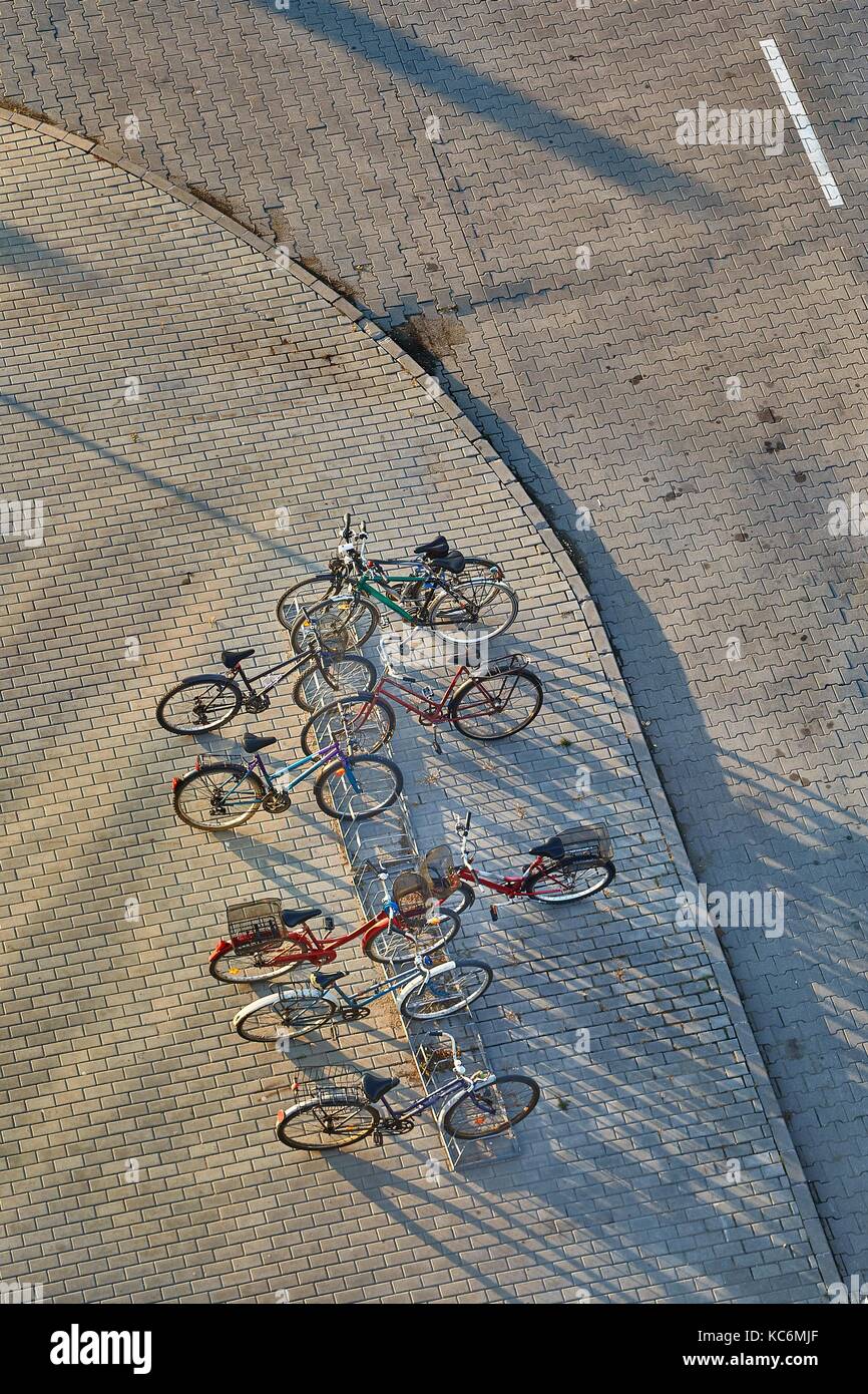 Stand des vélos dans une rue Banque D'Images