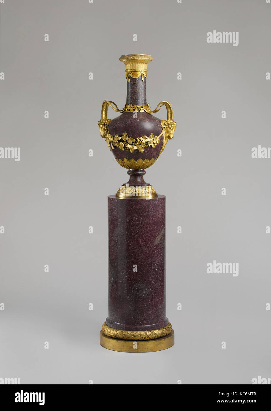 Vase sur une colonne, stand Atelier lapidaire : Hôtel des Menus-Plaisirs,  Versailles, probablement Travail lapidaire par Augustin Bocciardi Photo  Stock - Alamy