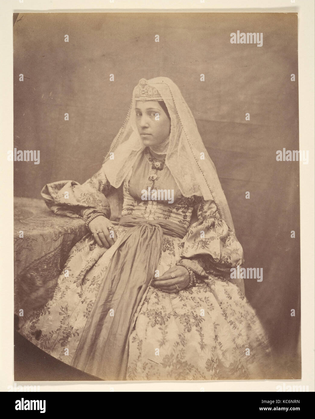 Femme arménienne de Téhéran, peut-être par Luigi Pesce, 1840-1960 Banque D'Images