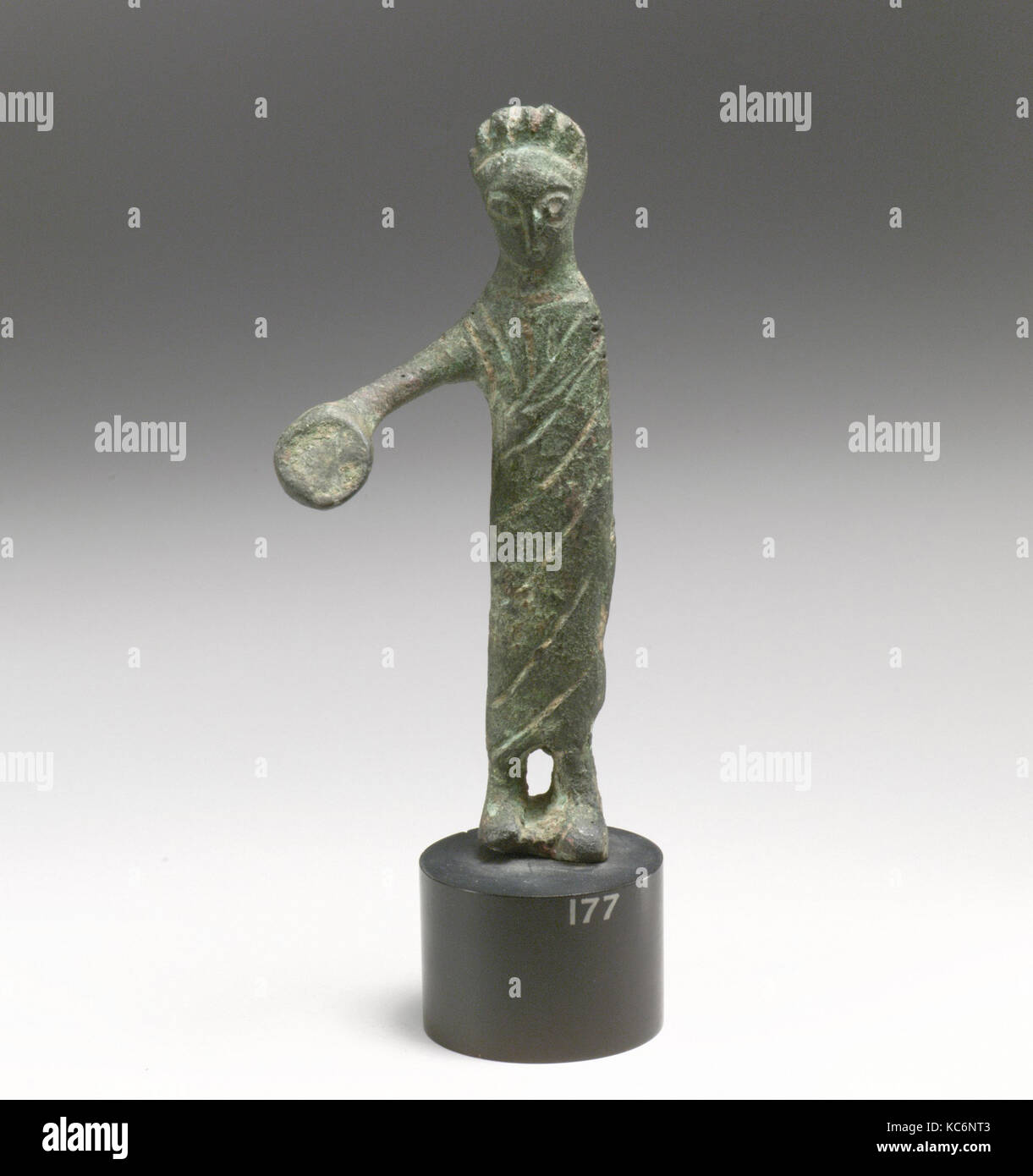 Une statuette de femme avec phiale, Bronze, H. : 5 1/4 in. (13,3 cm), bronzes Banque D'Images