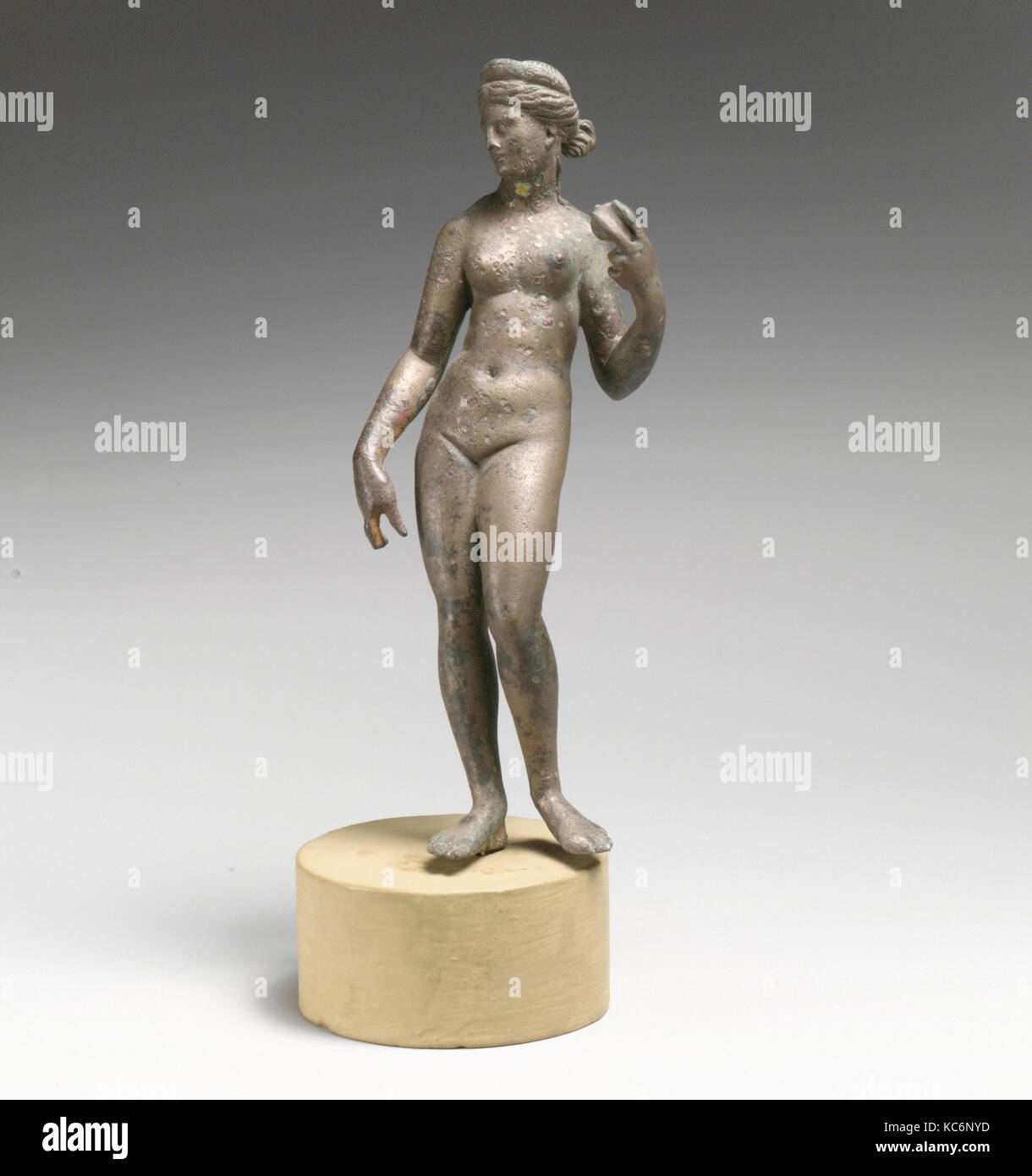Statuette d'Aphrodite avec apple, Bronze, H. : 6 3/8 in. (16,2 cm), bronzes Banque D'Images