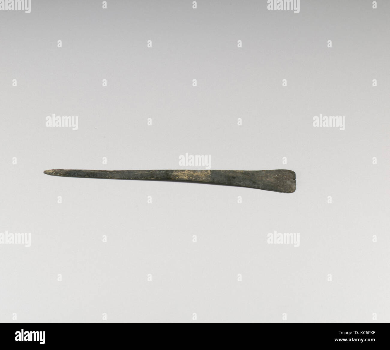 Couteau de bronze, au milieu ou à la fin de l'âge du Bronze, ca. 2e millénaire avant J.-C., Minoan, Bronze, longueur 4 3/4 in. (12 cm), bronzes, couteau Banque D'Images