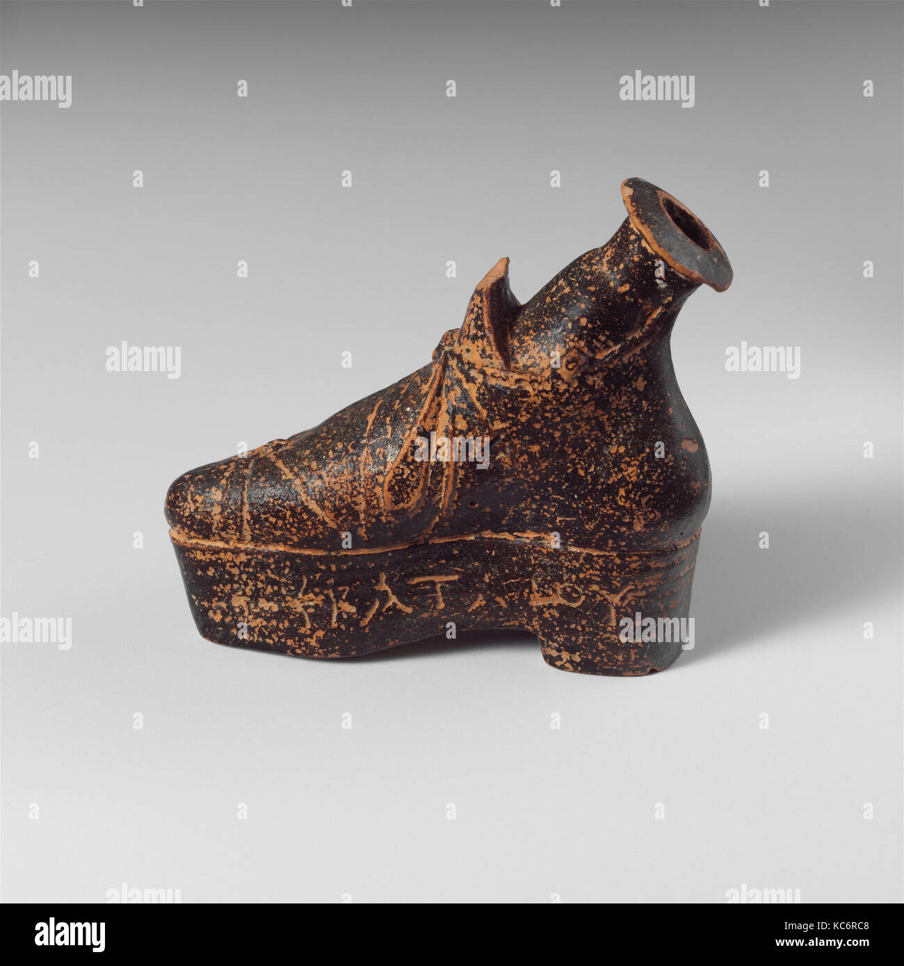 Flacon à parfum en terre cuite en forme de chaussure, 1er siècle avant J.C  Photo Stock - Alamy
