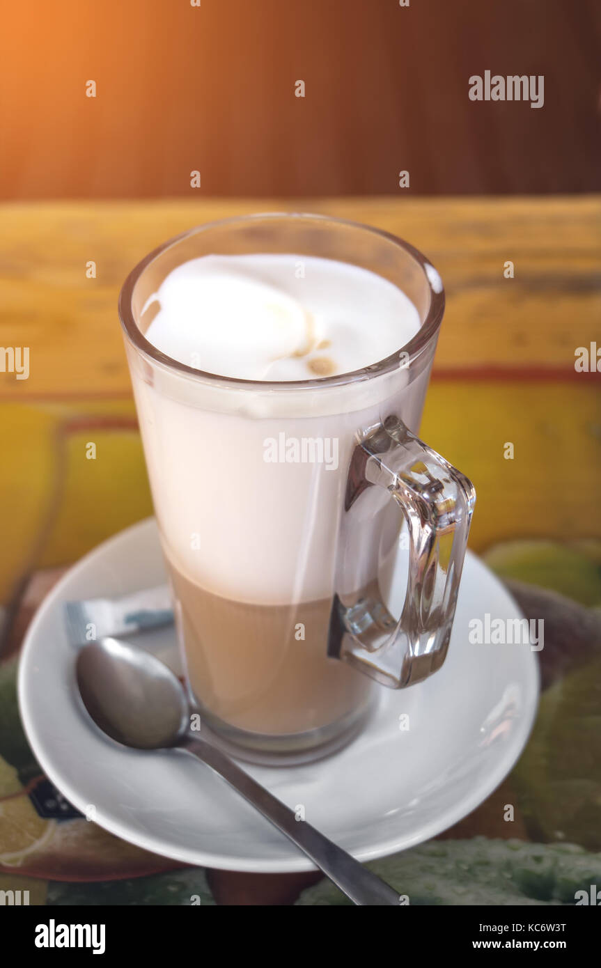 Tasse en verre transparent avec cappuccino fat burning sur la table dans le  café. Tonique Photo Stock - Alamy