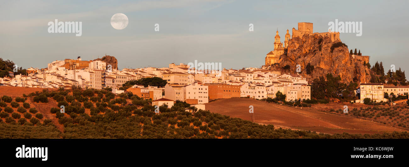 Espagne, Andalousie, olvera, vue panoramique du paysage urbain avec moonrise Banque D'Images