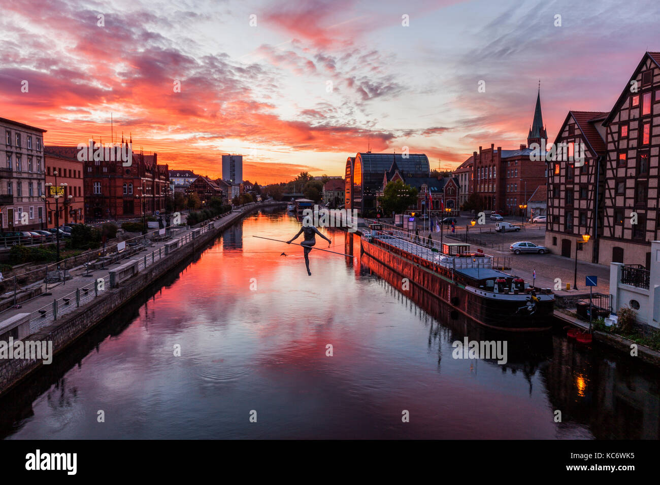 La Pologne, kuyavian-pomeranian, Bydgoszcz, rivière brda, ciel dramatique ce qui traduit en surface de l'eau Banque D'Images