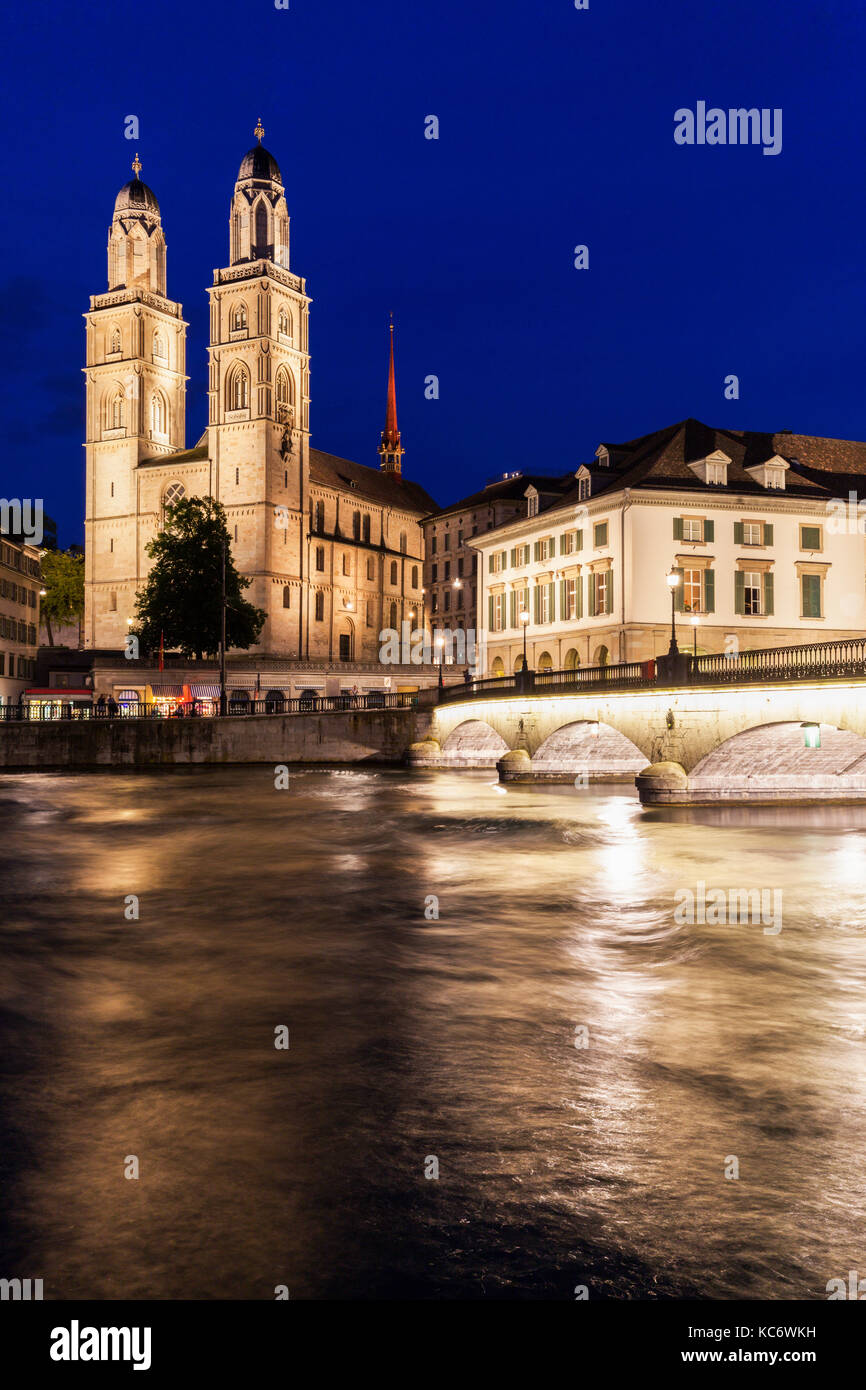 Suisse, Zurich, église grossmunster et la rivière Limmat, dans la nuit Banque D'Images