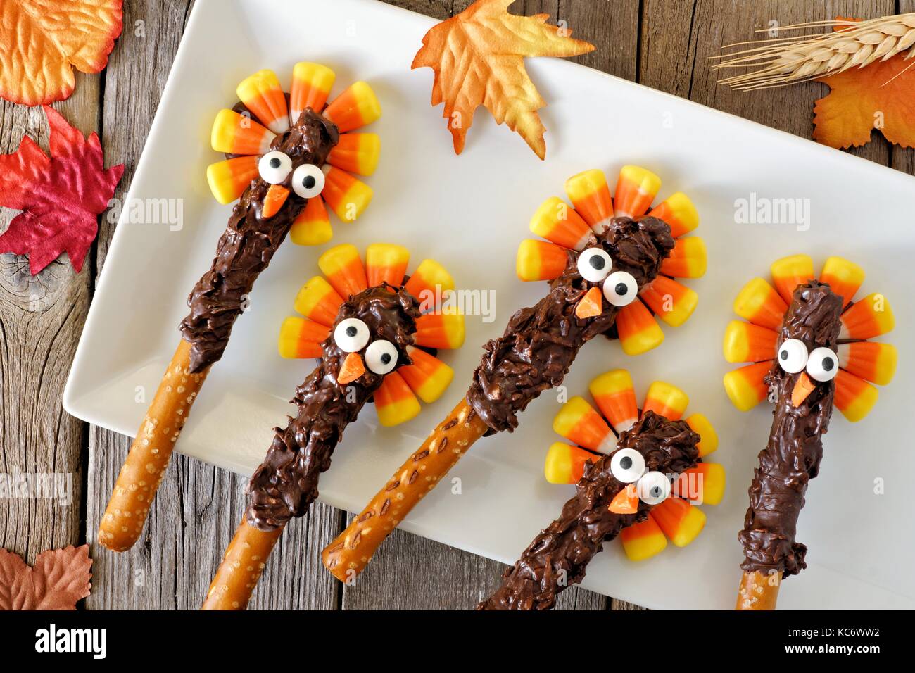 Maïs bonbons thanksgiving turquie bretzel tiges sur une plaque blanche, des lieux Banque D'Images