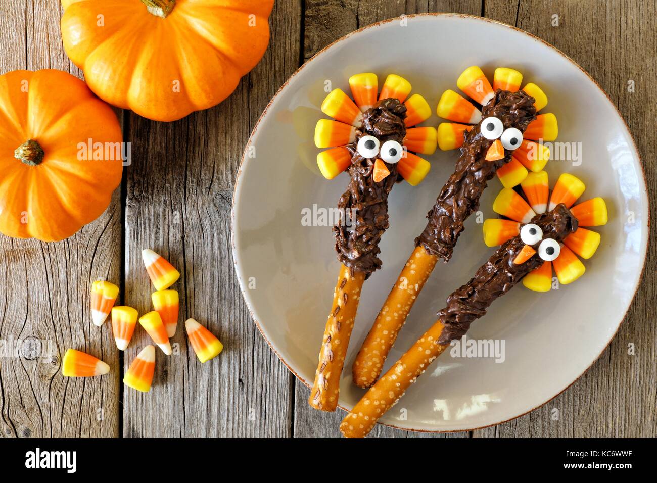 Cute dinde de Thanksgiving avec les bâtonnets de bretzel candy corn, scène de frais généraux sur le vieux bois Banque D'Images
