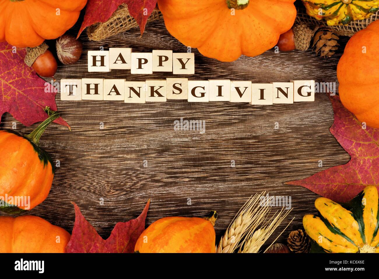 Joyeux thanksgiving blocs de bois, vue ci-dessus à l'automne sur châssis bois rustique Banque D'Images